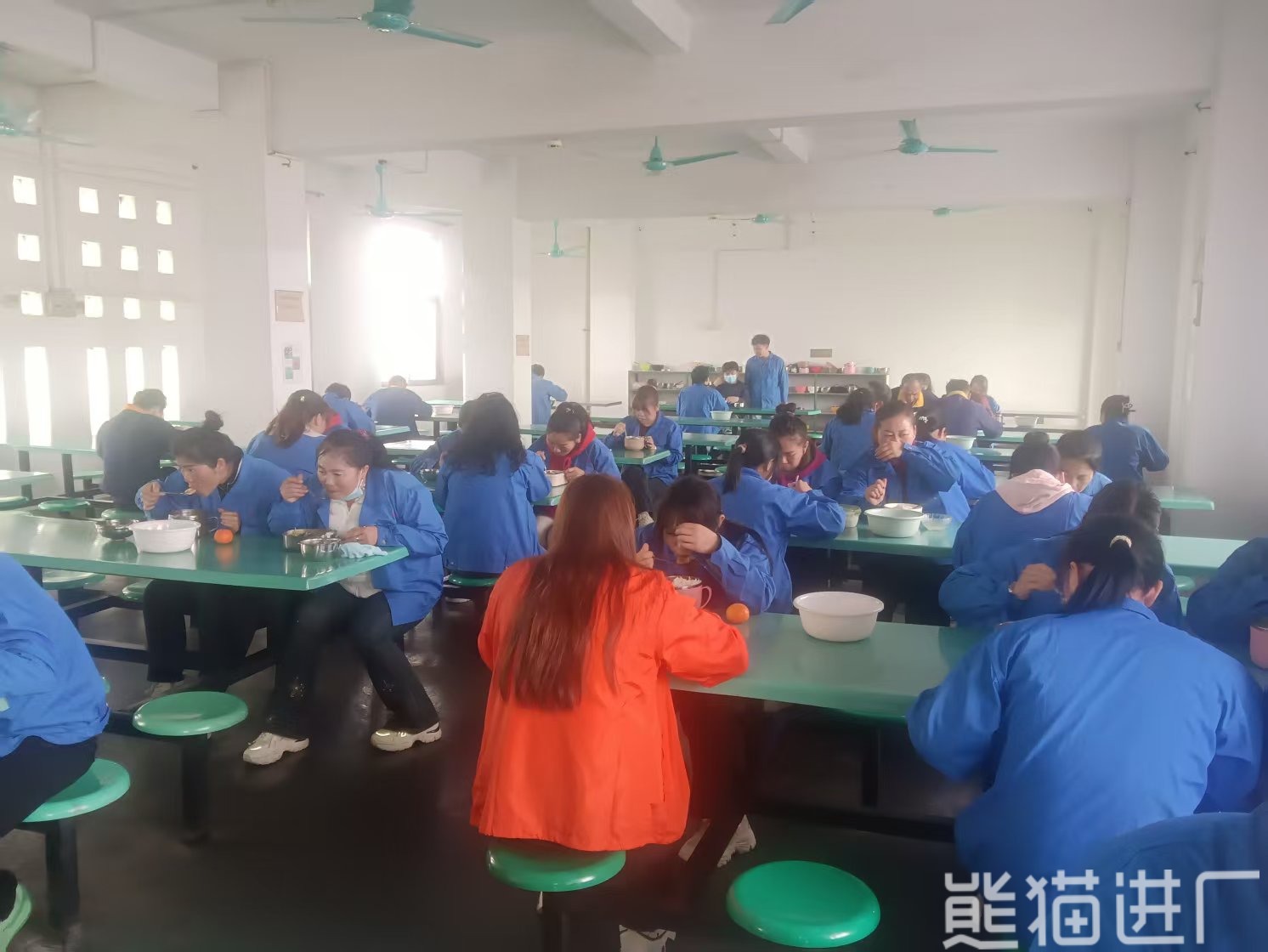 东莞市佳倩皮具有限公司食堂环境图2